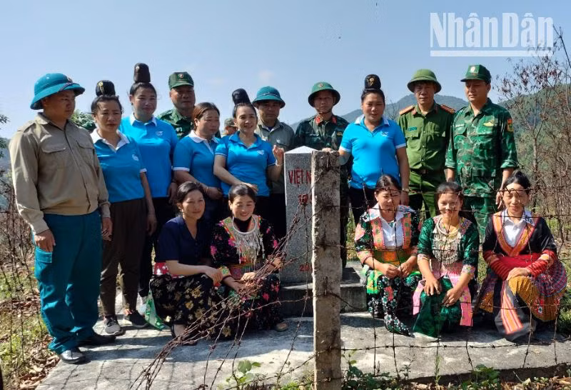 Các thành viên chụp ảnh lưu niệm tại cột Mốc 195 thuộc Đồn Biên phòng Mường Cai (Bộ đội Biên phòng tỉnh Sơn La) quản lý.