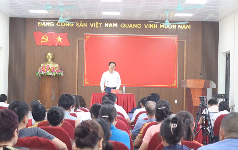 Lãnh đạo Ủy ban nhân dân thành phố Sơn La trả lời các ý kiến của người dân.