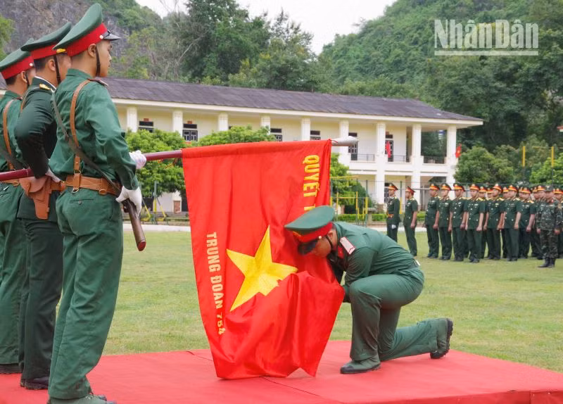 Chiến sĩ mới thực hiện nghi thức tuyên thệ tại buổi lễ. 