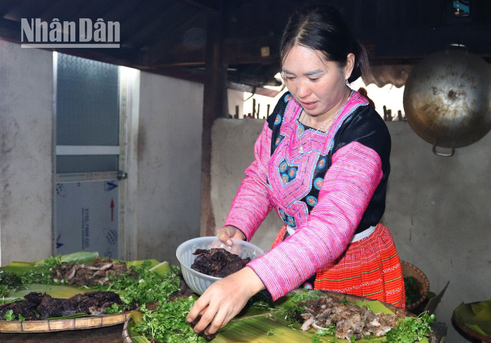 Trong 3 ngày Tết, đồng bào H'Mông hạn chế ăn rau, họ quan niệm rằng nếu ăn rau thì cả năm sẽ chỉ ăn rau, cho nên trong mâm cơm đãi khách chỉ có ray thơm, bánh dày, cơm, các món từ thịt và rượu.