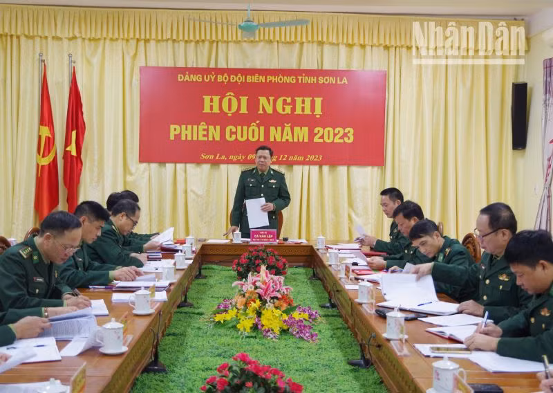 Đồng chí Đại tá Cà Văn Lập, Bí thư Đảng ủy, Chính ủy Bộ đội Biên phòng Sơn La phát biểu tại hội nghị Đảng ủy phiên cuối năm.