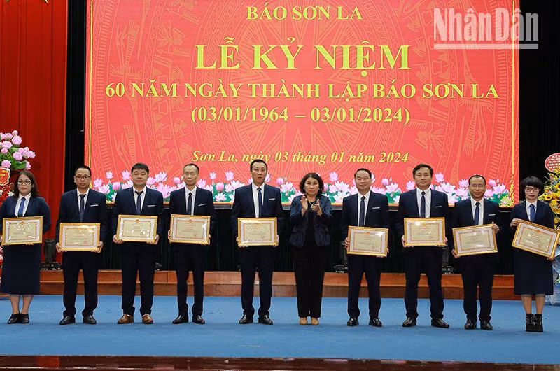 Lãnh đạo Ủy ban nhân dân tỉnh Sơn La tặng Bằng khen cho các cá nhân.