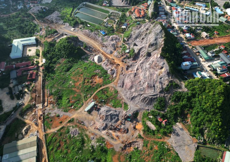 Khu vực Công ty Cổ phần đầu tư và phát triển nông sản Tây Bắc khai thác khoáng sản không thấy có trạm cân, camera giám sát trữ lượng. (Ảnh chụp chiều 26/6/2023)