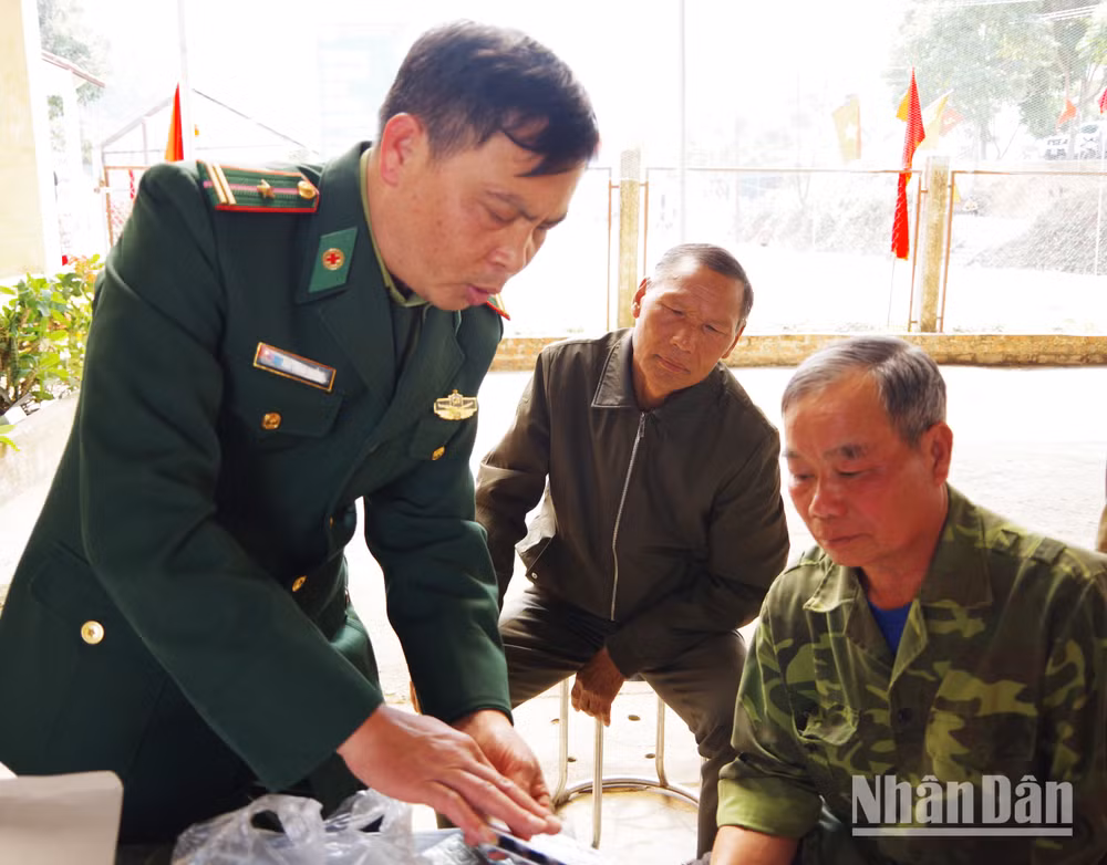 Tổ chức khám, tư vấn sức khỏe và cấp phát thuốc miễn phí cho nhân dân các bản xã Nậm Lạnh.