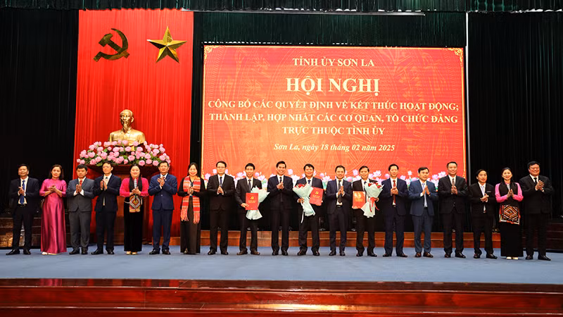 Bí thư Tỉnh ủy và Chủ tịch Ủy ban nhân dân tỉnh Sơn La trao quyết định và tặng hoa chúc mừng Đảng bộ các cơ quan Đảng tỉnh Sơn La.