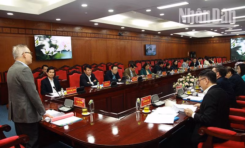 Các đại biểu cũng đã tiến hành thảo luận để làm rõ thêm những nội dung trong dự thảo báo cáo của Đoàn kiểm tra số 1911 của Bộ Chính trị, Ban Bí thư.