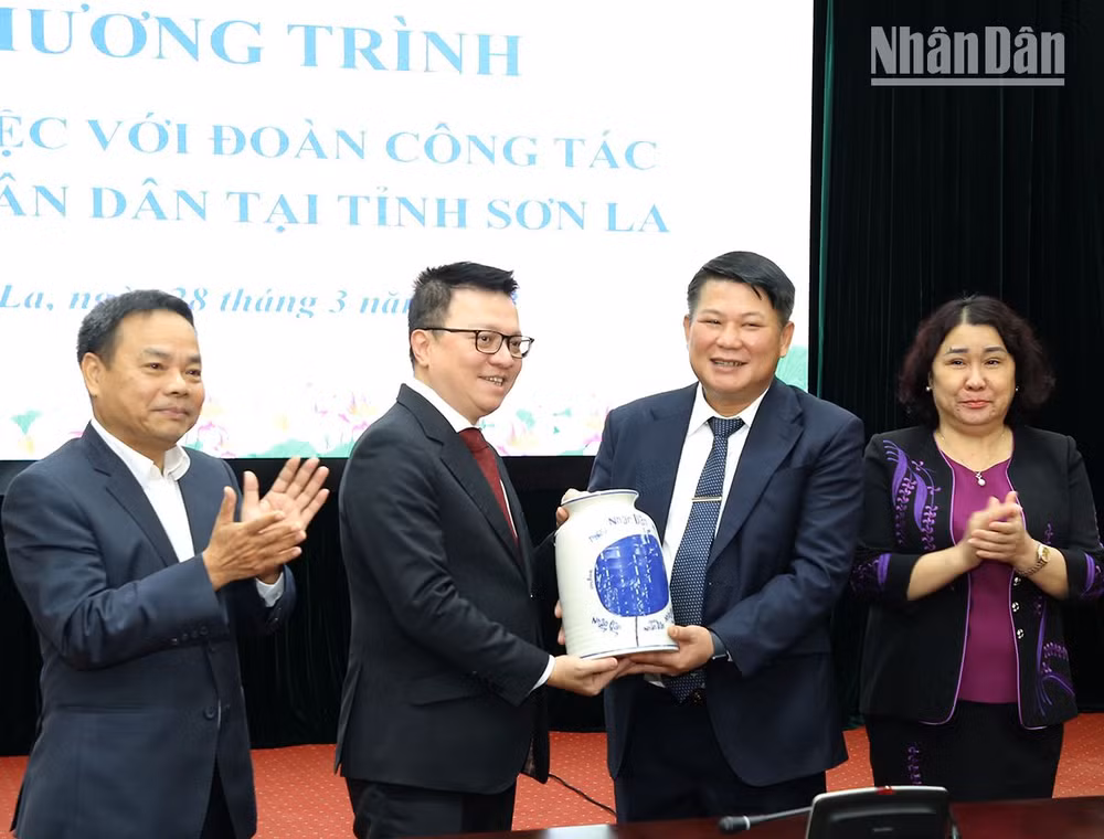 Đoàn công tác Báo Nhân Dân tặng quà lưu niệm cho tỉnh Sơn La. Đoàn công tác Báo Nhân Dân tặng quà lưu niệm cho tỉnh Sơn La.