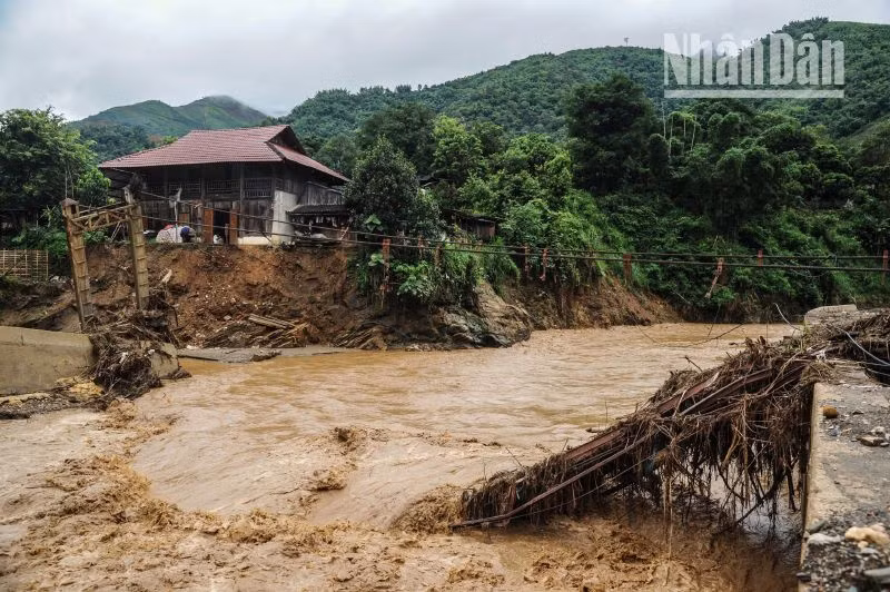 1 trong 3 chiếc cầu treo tại xã Chiềng Nơi, huyện Mai Sơn đã bị lũ cuốn trôi.