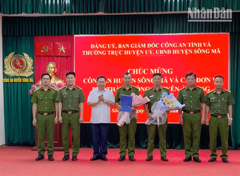 Ban Giám đốc Công an tỉnh Sơn La, lãnh đạo Huyện ủy, Ủy ban nhân dân huyện Sông Mã thưởng nóng Ban Chuyên án. Ban Giám đốc Công an tỉnh Sơn La, lãnh đạo Huyện ủy, Ủy ban nhân dân huyện Sông Mã thưởng nóng Ban Chuyên án.
