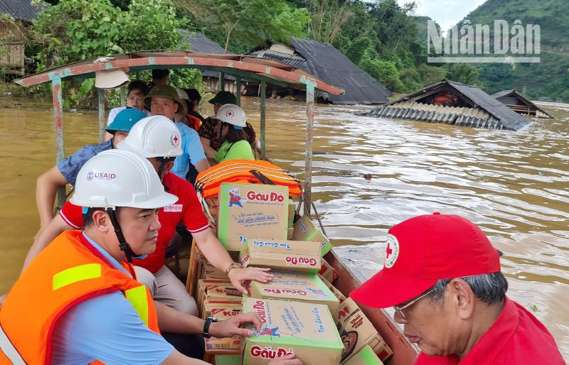 Cùng với hỗ trợ của huyện Thuận Châu, Hội chữ thập đỏ tỉnh Sơn La đã hỗ trợ 60 suất quà cho các hộ bị ngập gồm: 10kg gạo chăn, nhu yếu phẩm và 1 triệu đồng tiền mặt cho các hộ ở xã Tông Cọ.