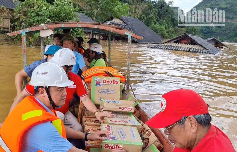 Cùng với hỗ trợ của huyện Thuận Châu, Hội chữ thập đỏ tỉnh Sơn La đã hỗ trợ 60 suất quà cho các hộ bị ngập gồm: 10kg gạo chăn, nhu yếu phẩm và 1 triệu đồng tiền mặt cho các hộ ở xã Tông Cọ.