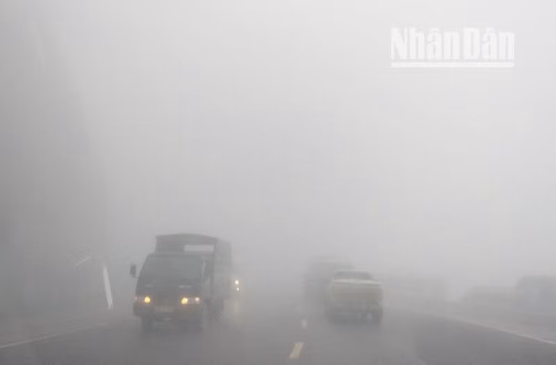 Quốc lộ 6 đoạn chạy qua huyện Vân Hồ, tỉnh Sơn La thời điểm này cũng thường xuyên có mưa và sương mù dày đặc.