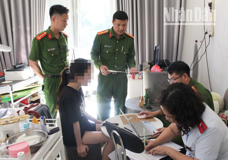 Lực lượng Cảnh sát kinh tế chủ trì, phối hợp Thanh tra Sở Y tế Sơn La tiến hành xử lý cơ sở thẩm mỹ TƯƠI SPA. (Ảnh: Cao Thiên)