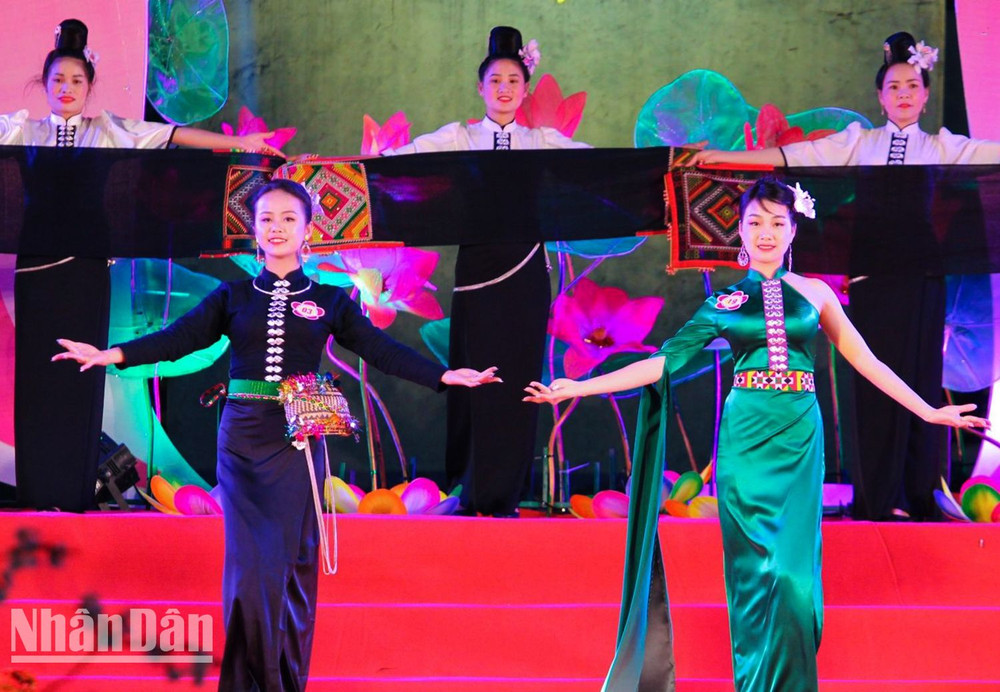 Phần thi người đẹp trình diễn trang phục dân tộc Thái nguyên bản và trình diễn trang phục Thái cách tân của các thí sinh.