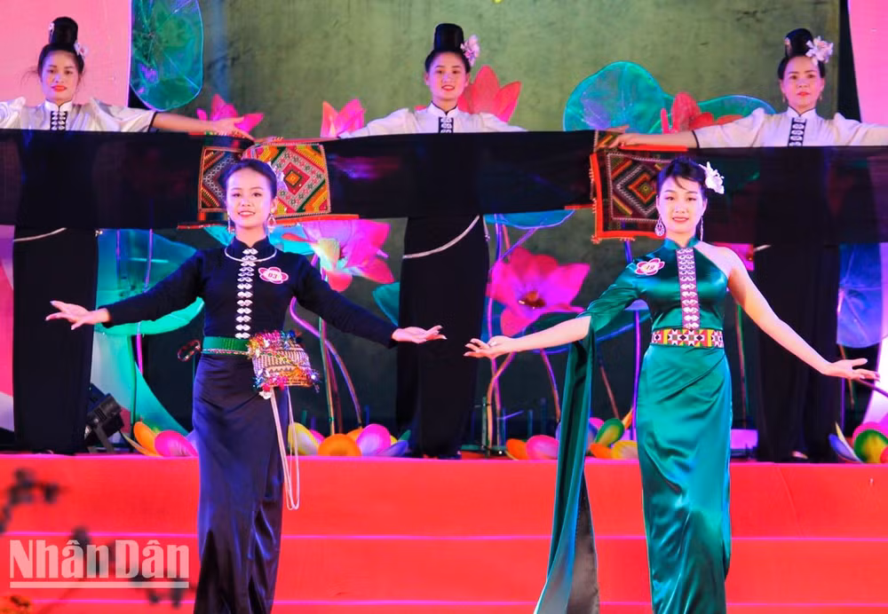 Phần thi người đẹp trình diễn trang phục dân tộc Thái nguyên bản và trình diễn trang phục Thái cách tân của các thí sinh.