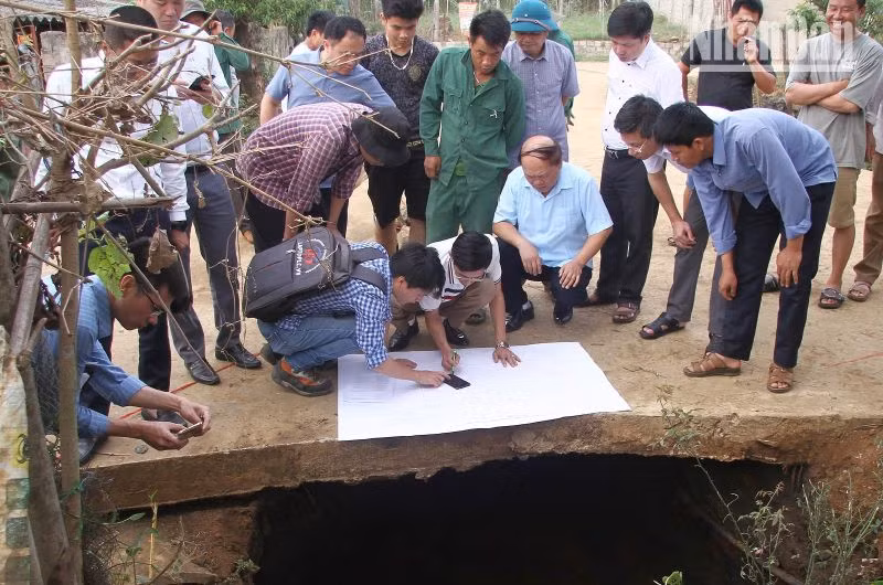 Tổ chuyên gia - Viện Khoa học Địa chất và Khoáng sản Việt Nam và các sở, ngành của tỉnh Sơn La tiến hành kiểm tra, đánh giá tình hình sụt lún.