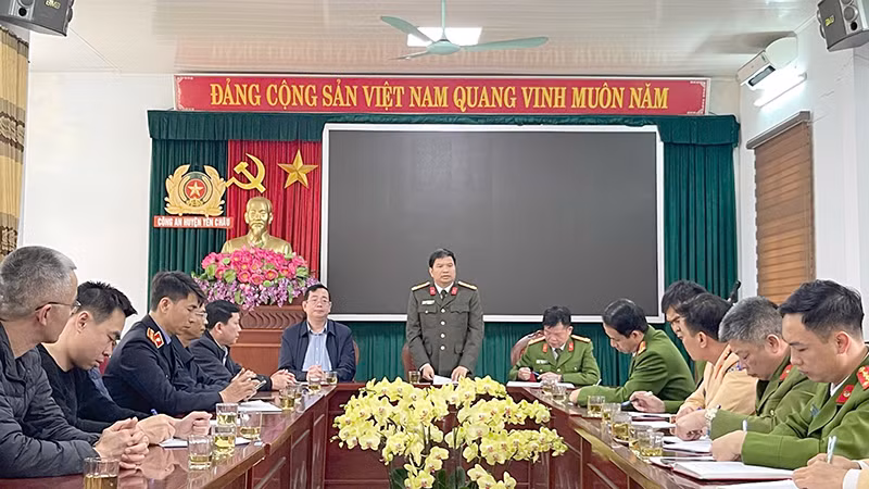 Đại tá Đặng Trọng Cường, Giám đốc Công an tỉnh Sơn La phát biểu chỉ đạo tại cuộc họp với các lực lượng chức năng.