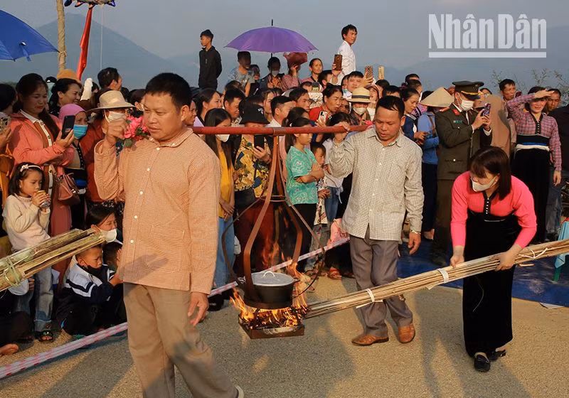 Nội dung thi nấu cơm giữa các đội thi cũng thu hút đông đảo người dân, du khách tới xem.