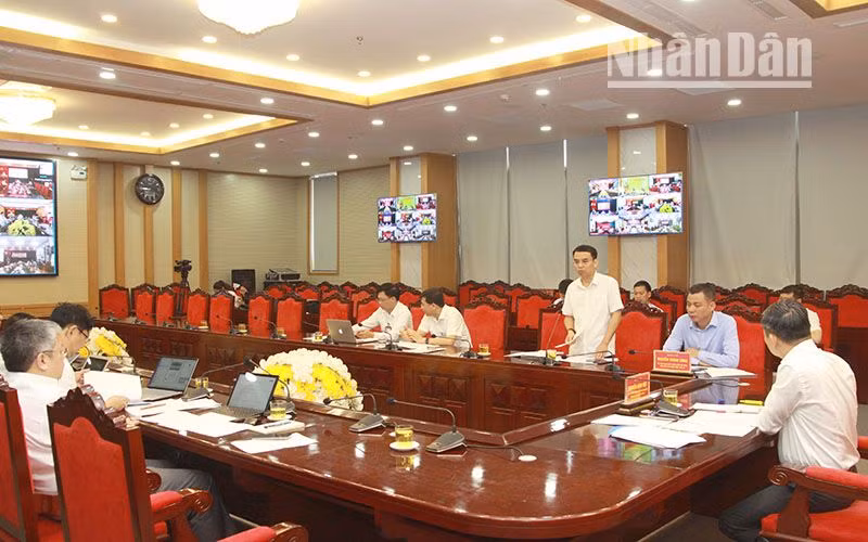 Lãnh đạo Sở Tài chính tỉnh Sơn La phát biểu tại cuộc họp và đề nghị cần đẩy nhanh tiến độ triển khai thực hiện, bảo đảm nguồn ngân sách Trung ương sử dụng hiệu quả.