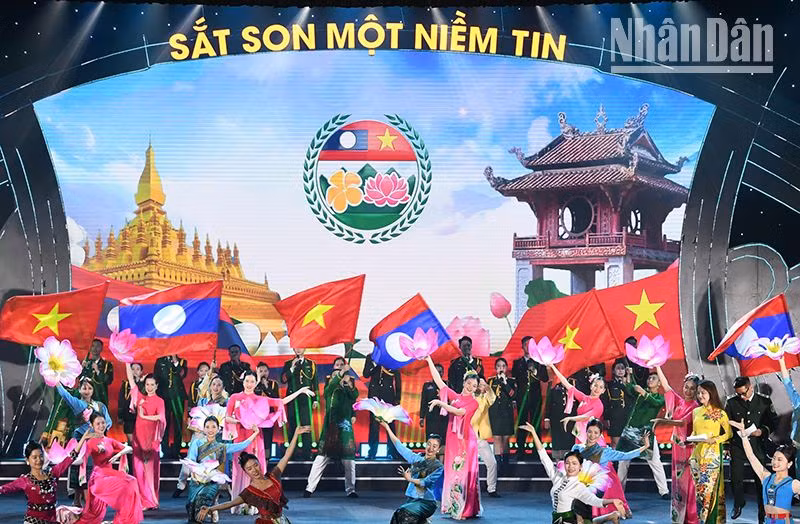 Văn nghệ tại chương trình Giao lưu công tác chính trị và sĩ quan trẻ quân đội hai nước Việt Nam-Lào.