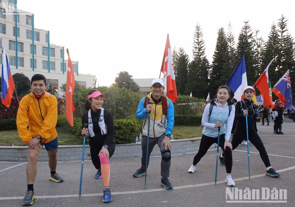 Các vận động viên khởi động trước khi tham gia tranh tài.