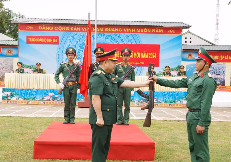 Chiến sĩ mới thực hiện nghi thức lại Lễ tuyên thệ.