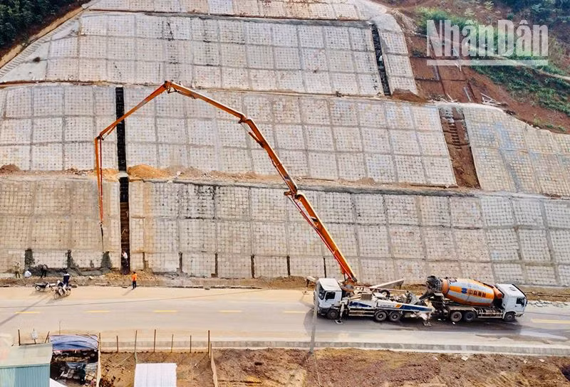 Các hạng mục chống sạt, lở được các nhà thầu hoàn thiện trước khi thông xe vào ngày 6/1/2023.