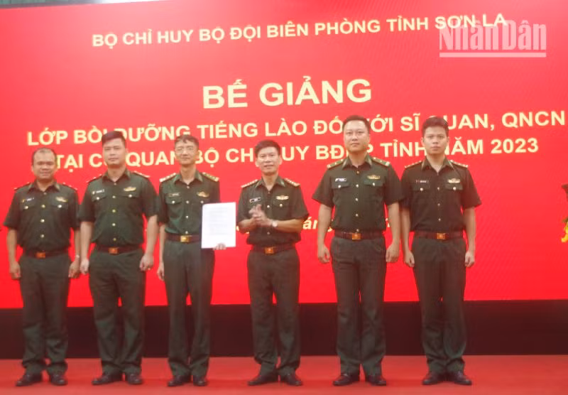 Lãnh đạo Bộ Chỉ huy Bộ đội Biên phòng tỉnh Sơn La trao giấy chứng cho các học viên.