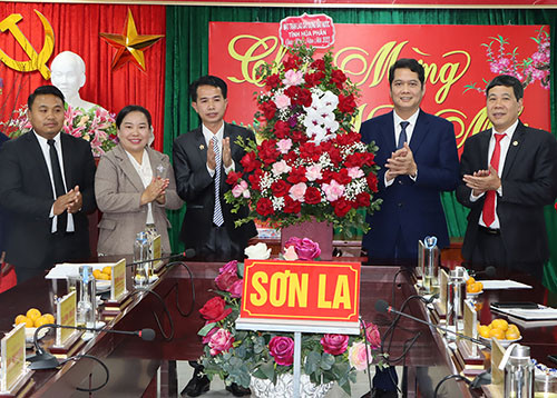 Lãnh đạo Ủy ban Mặt trận Tổ quốc Việt Nam tỉnh Sơn La cảm ơn đoàn công tác Mặt trận Lào xây dựng đất nước tỉnh Houaphanh sang chúc Tết.