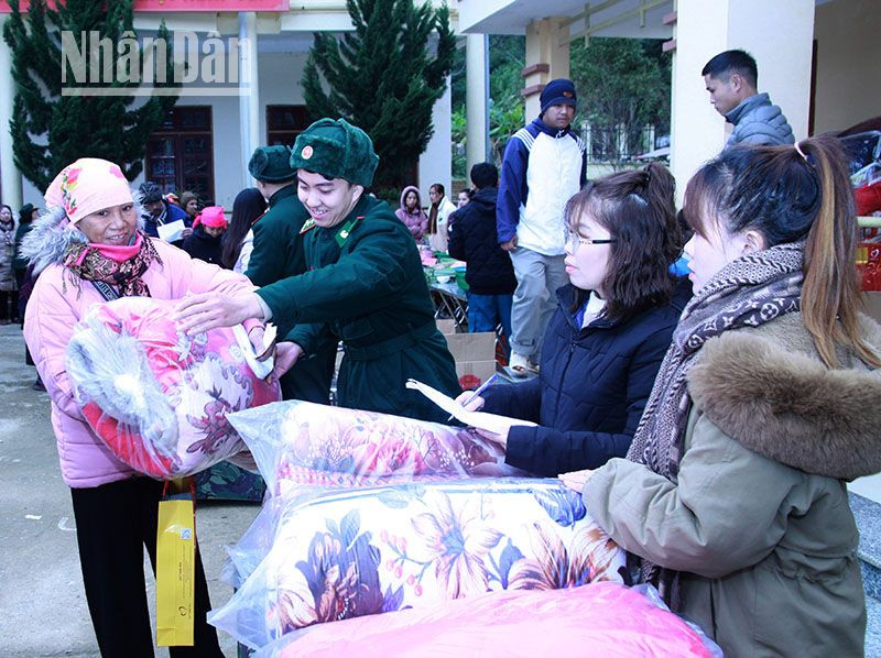 Các gia đình chính sách, hộ có hoàn cảnh khó khăn nhận chăn ấm, tiền mặt và nhu yếu phẩm từ chương trình.