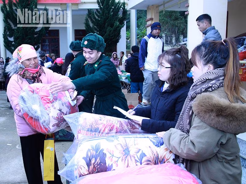 Các gia đình chính sách, hộ có hoàn cảnh khó khăn nhận chăn ấm, tiền mặt và nhu yếu phẩm từ chương trình.