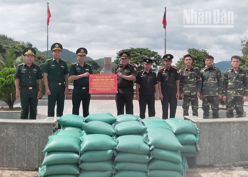 Đồn Biên phòng Phiêng Pằn chuyển trao 2 tấn gạo nếp cho Đại đội Biên phòng 213.