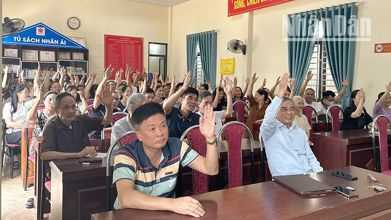Nhân dân tổ 6, phường Tô Hiệu, thành phố Sơn La biểu quyết nhất trí phương án sắp xếp, tổ chức lại đơn vị hành chính cấp xã.