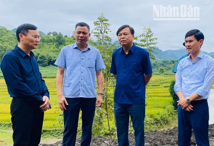 Đoàn công tác Bộ Nông nghiệp và Phát triển nông thôn cùng lãnh đạo tỉnh Sơn La kiểm tra tình hình khắc phục hậu quả mưa lũ tại huyện Phù Yên. (Ảnh: Tâm Hạnh)
