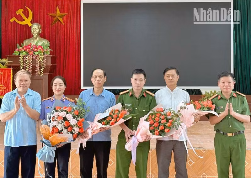 Lãnh đạo Công an tỉnh Sơn La và Ủy ban nhân dân huyện Mai Sơn khen thưởng các lực lượng tham gia phá án.