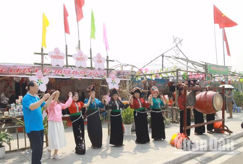 Du khách và người dân tham gia trải nghiệm các hoạt động tại các trại văn hóa của các xã, phường tại Lễ hội hoa ban.