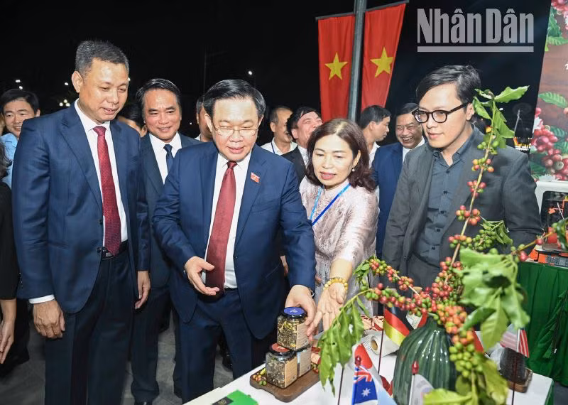 Chủ tịch Quốc hội Vương Đình Huệ thăm gian hàng tại Hội chợ Triễn lãm “Cà-phê Sơn La-Hội nhập và phát triển". (Ảnh: Duy Linh)