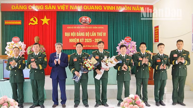 Đại biểu tặng hoa, chúc mừng các đồng chí được Đại hội bầu vào Ban Chấp hành nhiệm kỳ 2025-2030.