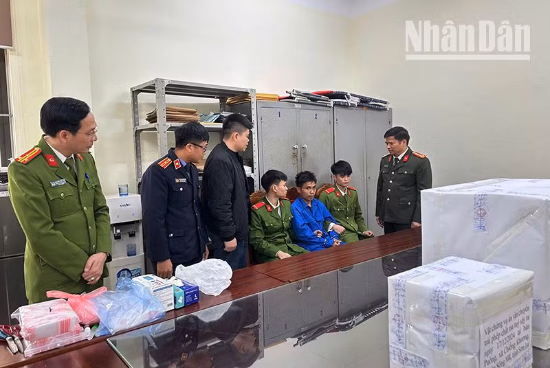 Đối tượng Vangphon Thong tại cơ quan công an.