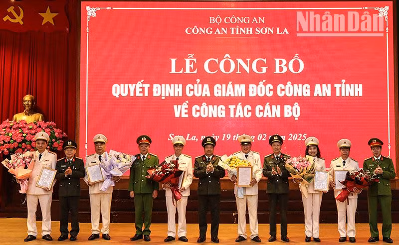 Ban Giám đốc Công an tỉnh Sơn La tặng hoa chúc mừng các đồng chí là trưởng phòng.