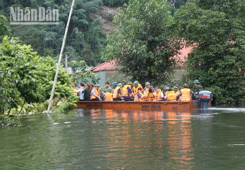 Thành phố Sơn La huy động hơn 500 người giúp bản ngập úng Phiêng Nghè ảnh 1