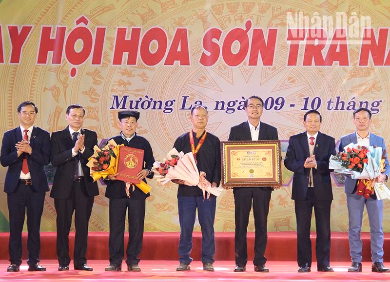 Chủ tịch Hội đồng xác lập Tổ chức kỷ lục Việt Nam trao bằng công nhận “Xã có rừng hoa sơn tra lớn nhất Việt Nam” cho lãnh đạo xã Ngọc Chiến, huyện Mường La.