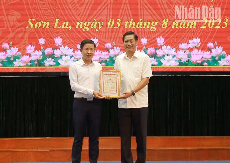 Đồng chí Bí thư Tỉnh ủy Sơn La trao giải chuyên đề cho Đài PT-TH tỉnh Sơn La.