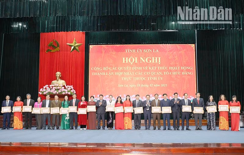 Lãnh đạo Tỉnh ủy, Ủy ban nhân dân tỉnh Sơn La trao tặng Bằng khen của Ban Thường vụ Tỉnh ủy Sơn La cho 24 cá nhân.