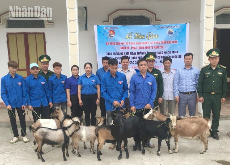 Lễ bàn giao “ngân hàng dê” cho gia đình đoàn viên, thanh niên có hoàn cảnh khó khăn xã Chiềng Khương.