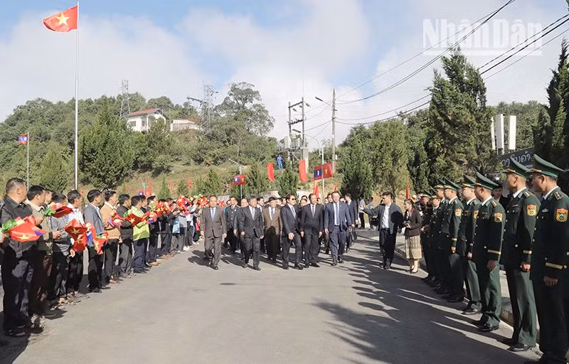 Đoàn đại biểu nước bạn Lào sang tham dự lễ công bố khai trương cặp Cửa khẩu quốc tế Lóng Sập-Pa Háng.