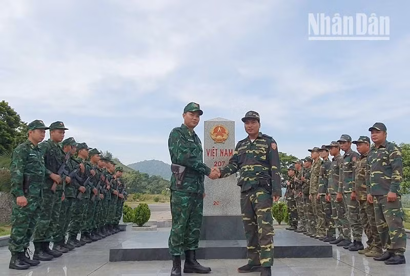 Lực lượng bảo vệ biên giới 2 tỉnh Sơn La và Huaphan chung tay bảo vệ biên giới thiêng liêng của Tổ quốc.