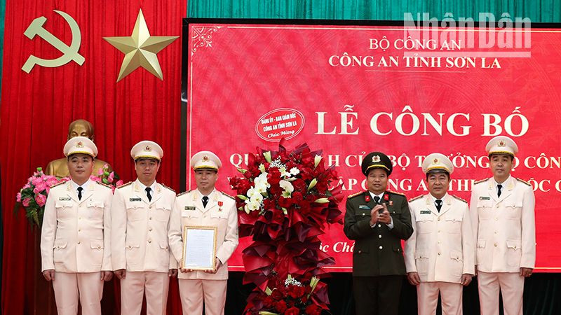 Đại tá Đặng Trọng Cường, Ủy viên Ban Thường vụ Tỉnh ủy, Bí thư Đảng ủy, Giám đốc Công an tỉnh Sơn La chuyển trao Quyết định của Bộ trưởng Bộ Công an về thành lập Công an thị xã Mộc Châu.