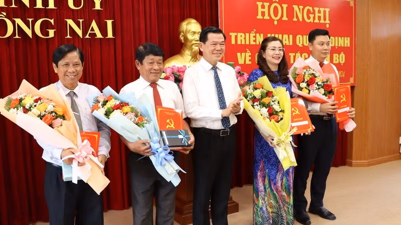 Bí thư Tỉnh ủy Đồng Nai Nguyễn Hồng Lĩnh trao quyết định, tặng hoa chúc mừng 4 đồng chí nhận quyết định.