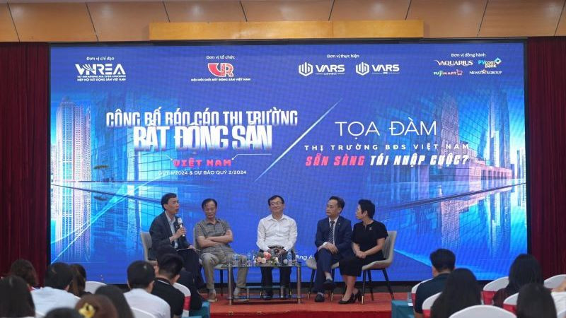 Các chuyên gia trao đổi tại sự kiện công bố báo cáo thị trường bất động sản quý I.